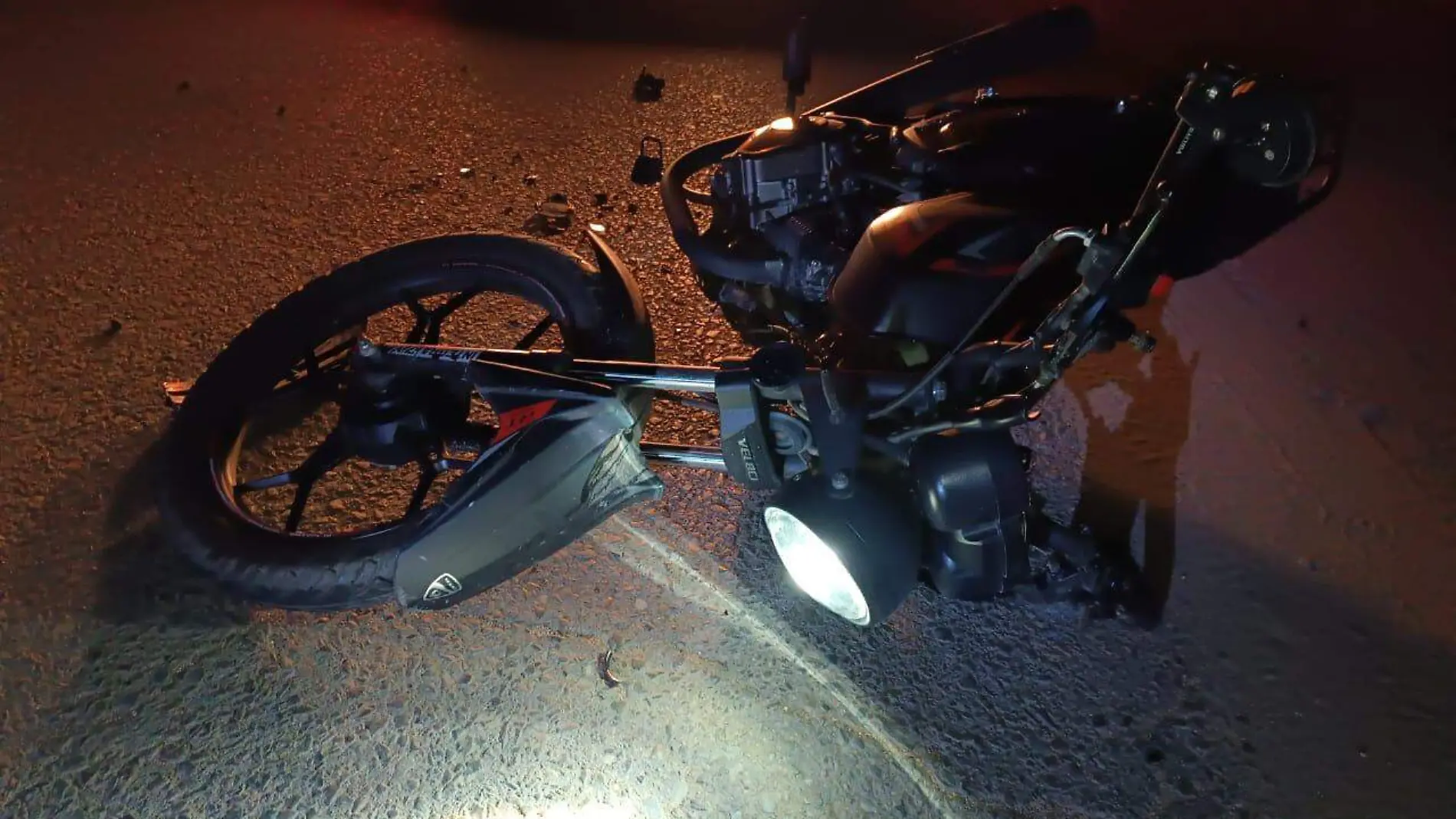 Afortunadamente solo daños ocurrieron en la motocicleta que por la avenida Amapols B y calle 26 fue arrollada por una camioneta Honda Pilot 2016, donde elconductor Edgar, de 24 años dijo que no sufrió lesiones.